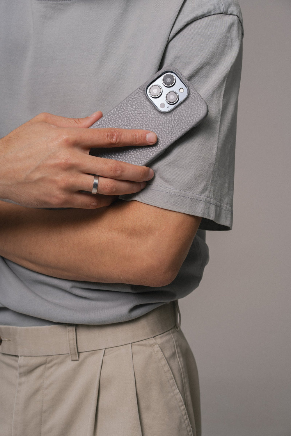 Серый кожаный чехол для iPhone 16
