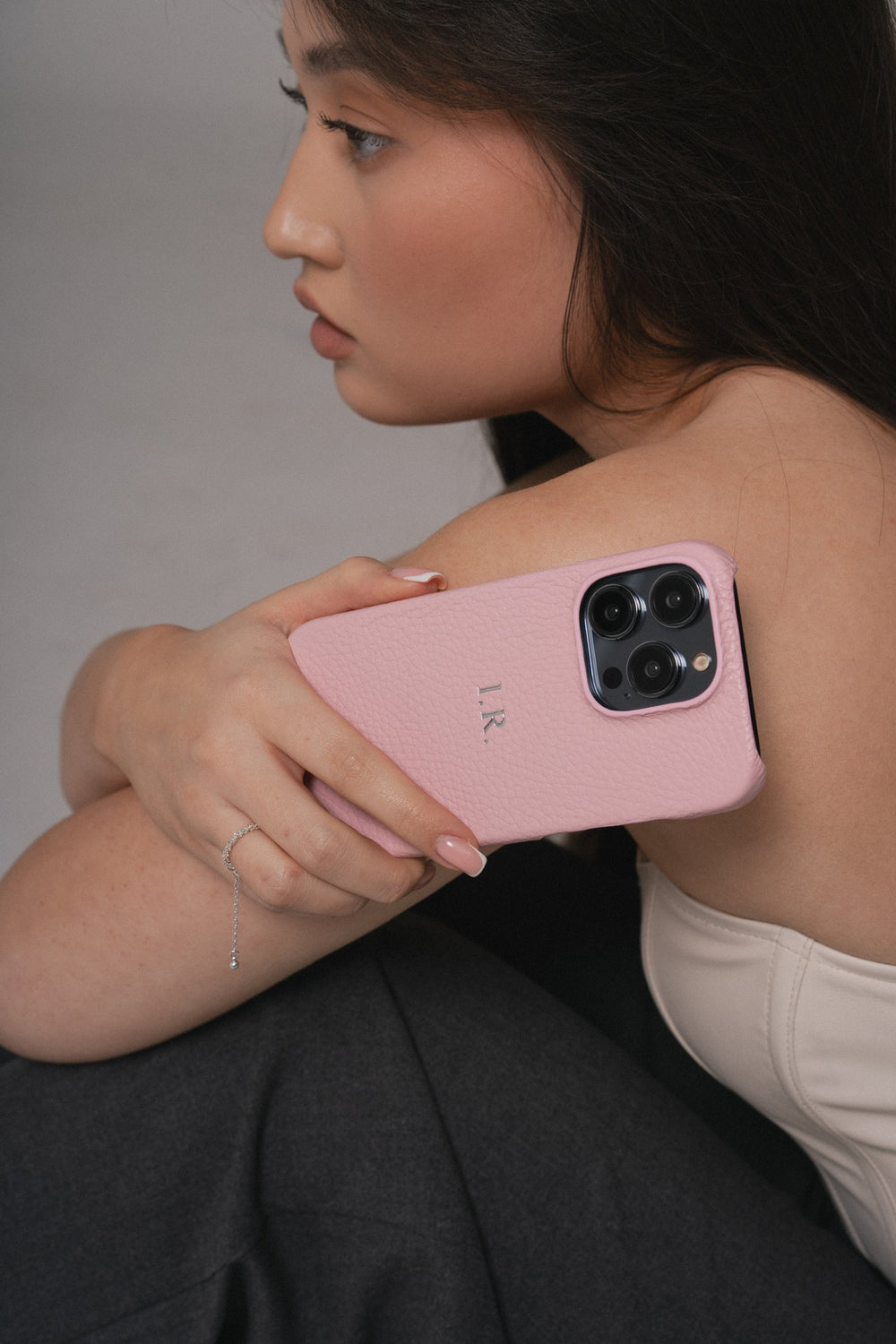 Рожевий шкіряний обтягнутий чохол для iPhone 15