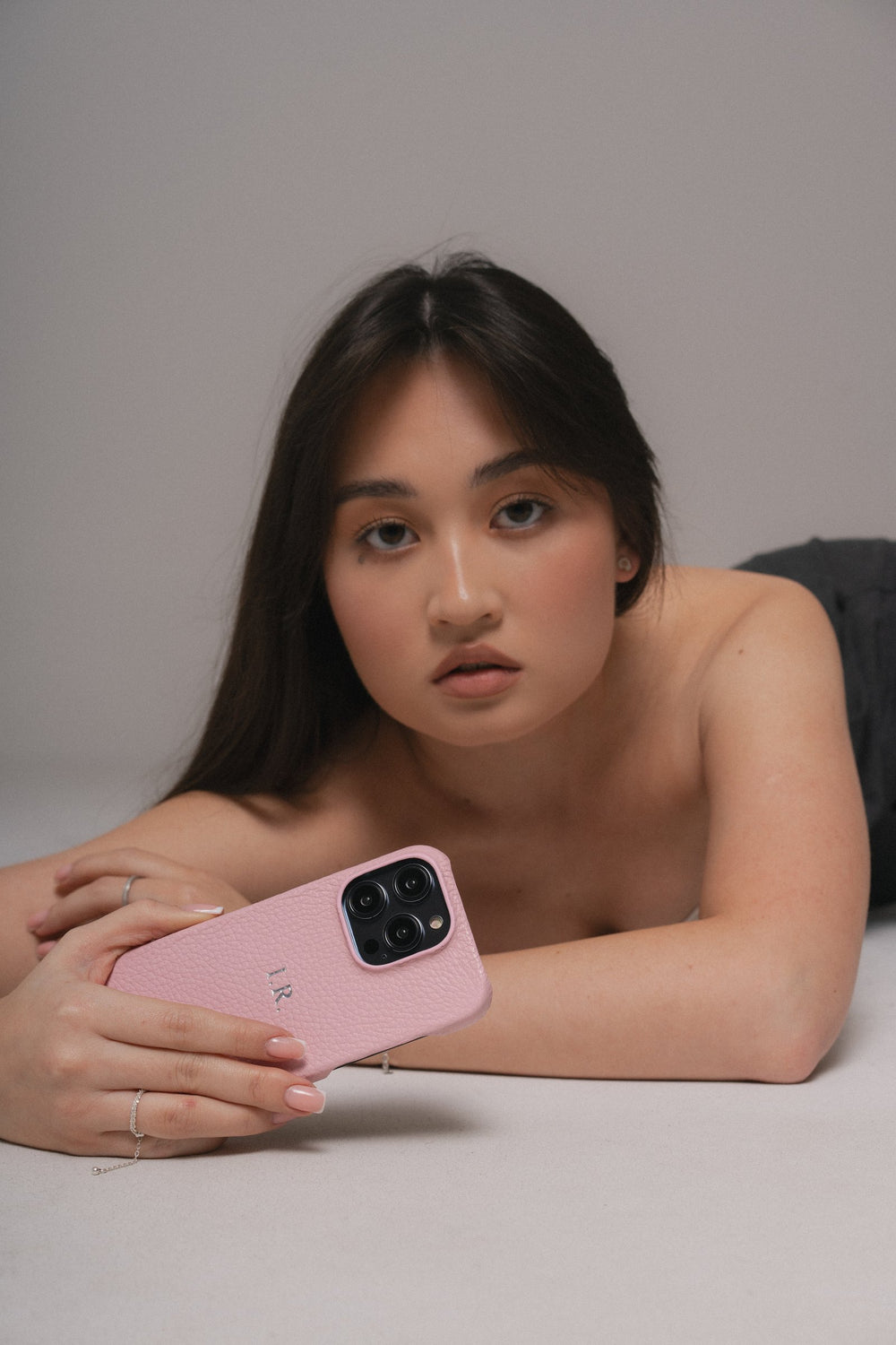 Рожевий шкіряний обтягнутий чохол для iPhone 15