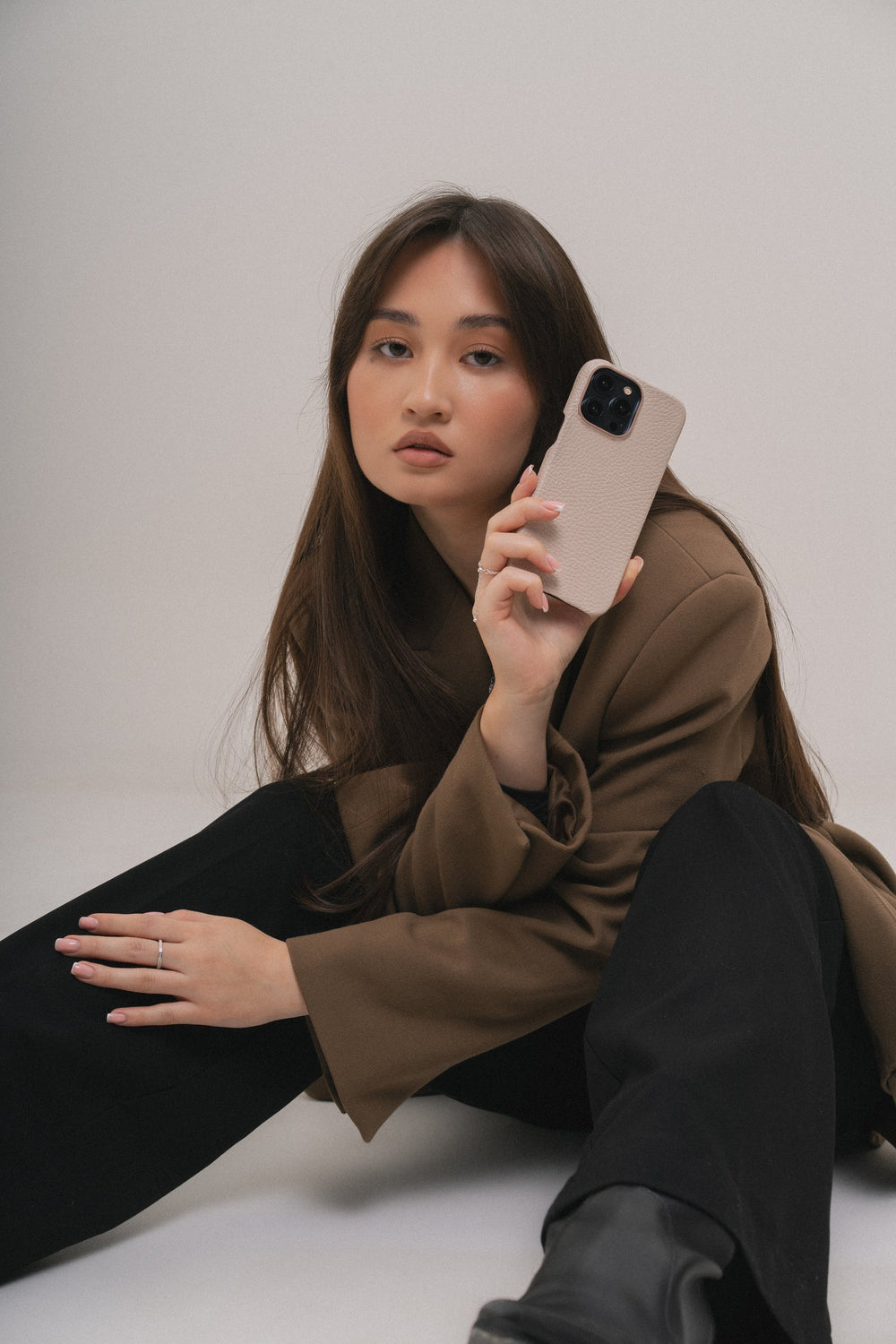 Бежевый кожаный чехол для iPhone 14 Pro