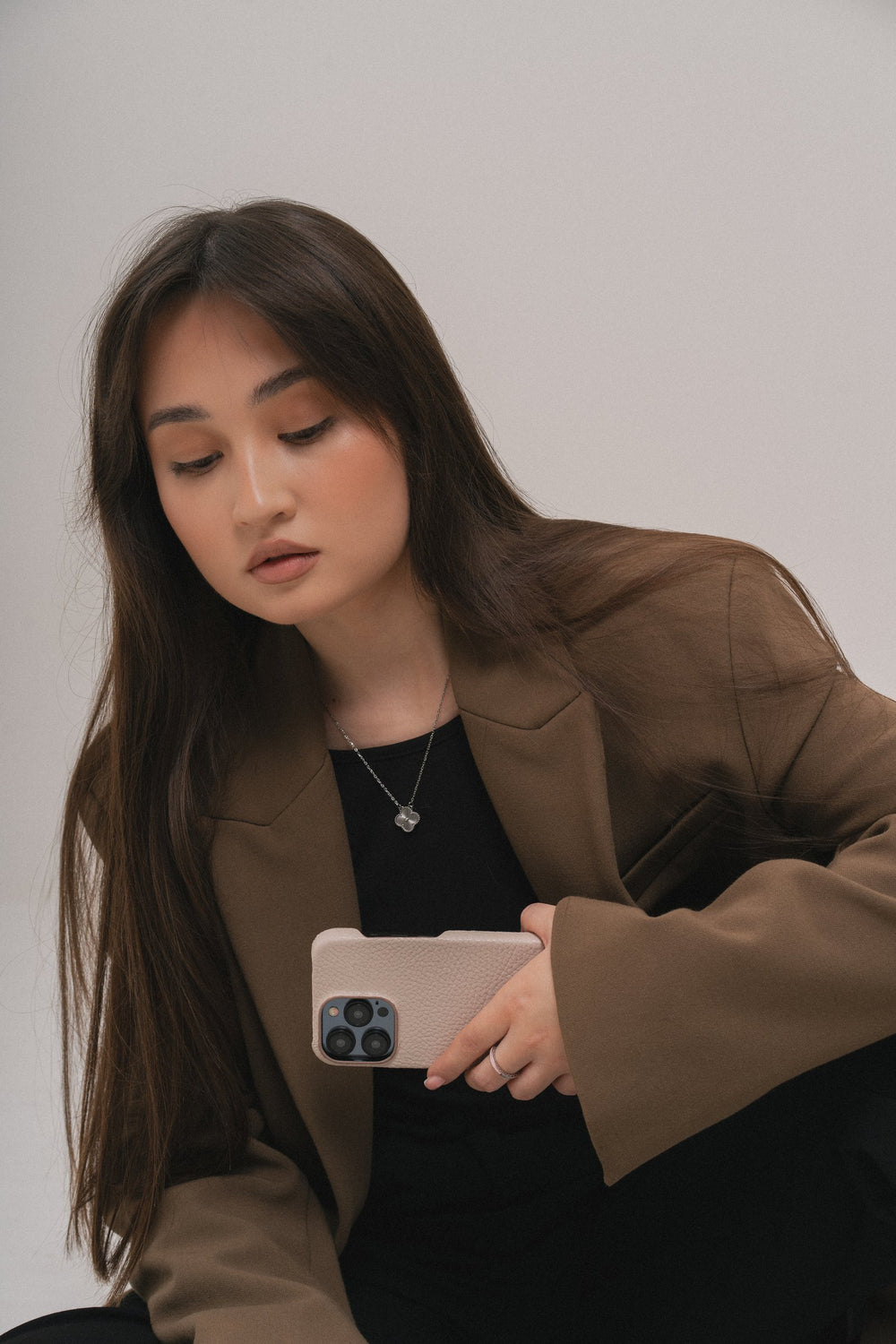 Бежевый кожаный чехол для iPhone 14 Pro Max
