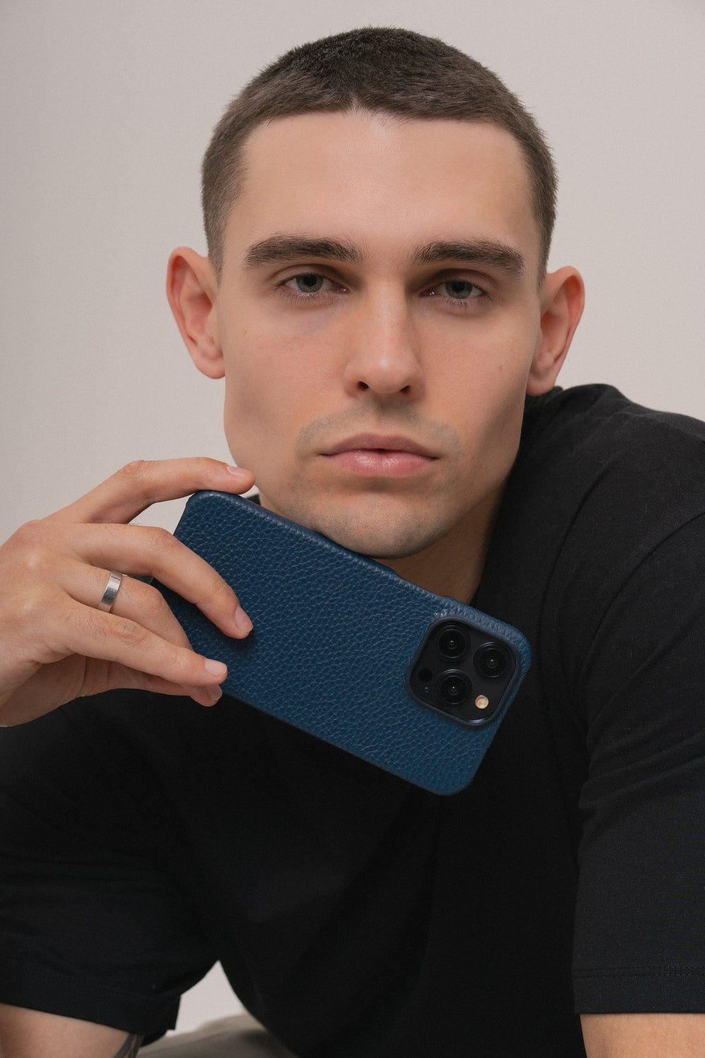 Темно-синій шкіряний обтягнутий чохол для iPhone 15 Pro
