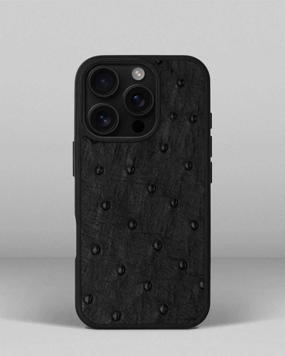 Чехол из чёрной кожи страуса с фолликулами для iPhone 16 Pro