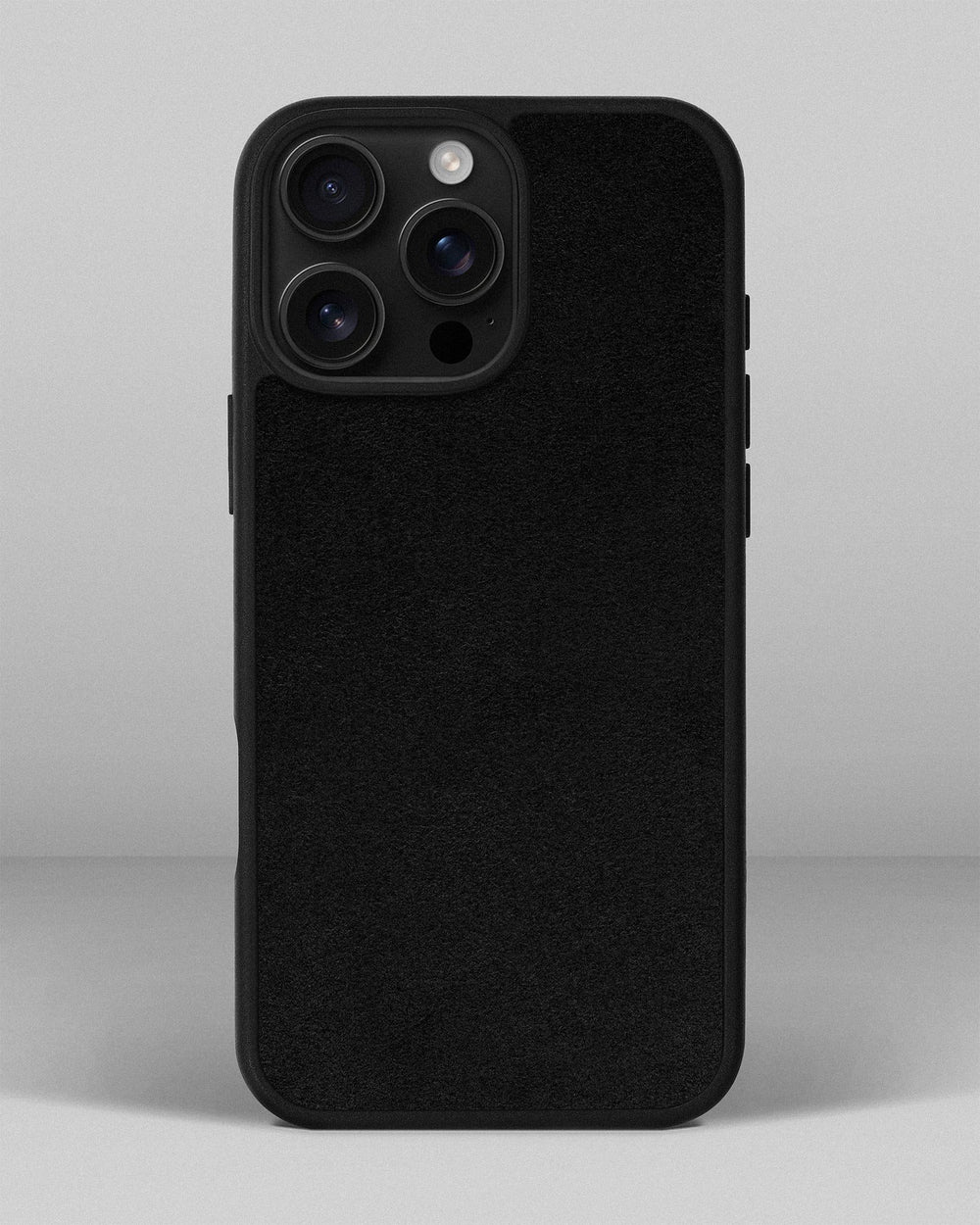 Чехол с чёрной вставкой из алькантары для iPhone 16 Pro Max