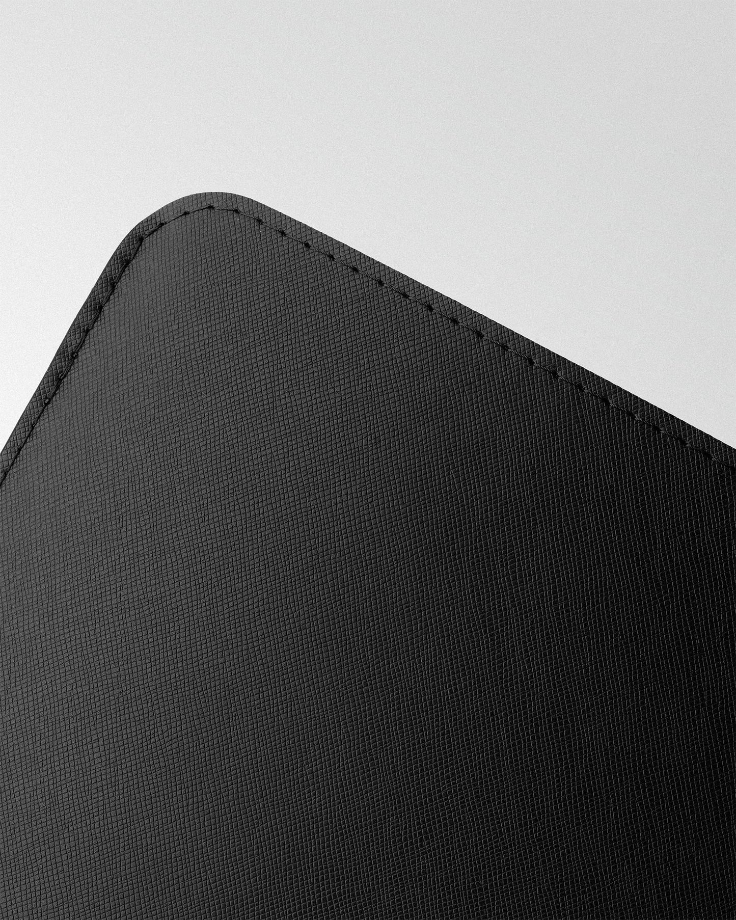 Minimalist case in black Saffiano for MacBook