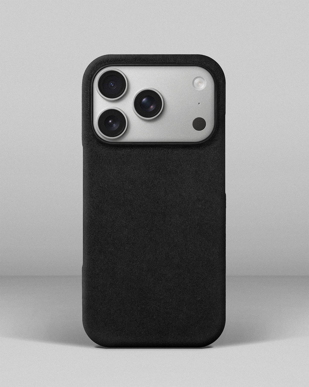 Чорний обтягнутий чохол з алькантари для iPhone 17 Pro