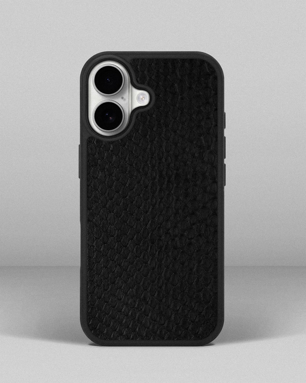 Чехол из черной кожи питона с мелкой чешуей для iPhone 17