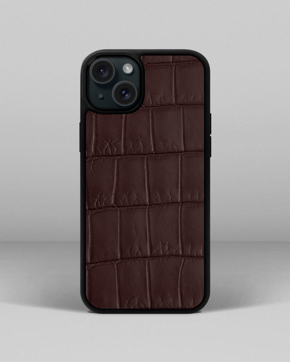 Чехол из тёмно-коричневой кожи крокодила для iPhone 15