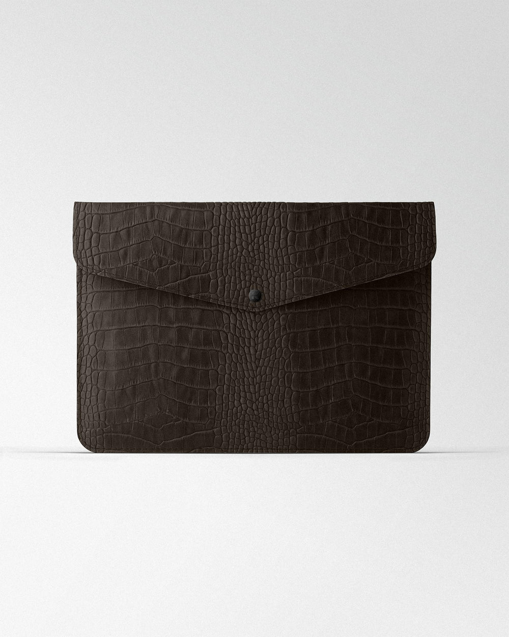 Чехол Envelope из тёмно-коричневого тиснения под крокодила для MacBook