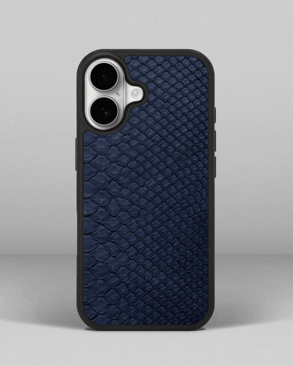 Чохол із темно-синьої шкіри пітона з дрібними лусочками для iPhone 17