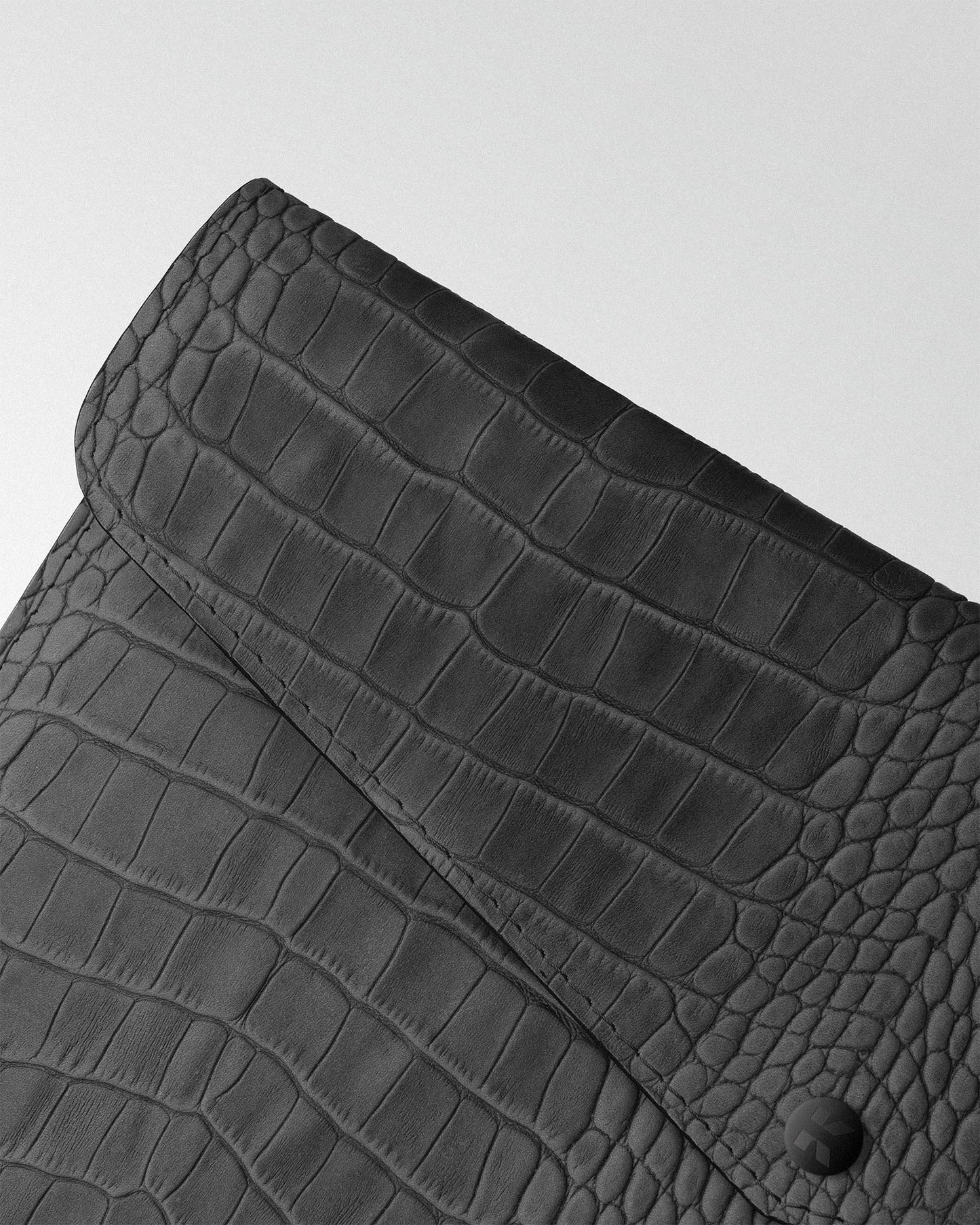 Envelope case in gray crocodile embossing for MacBook