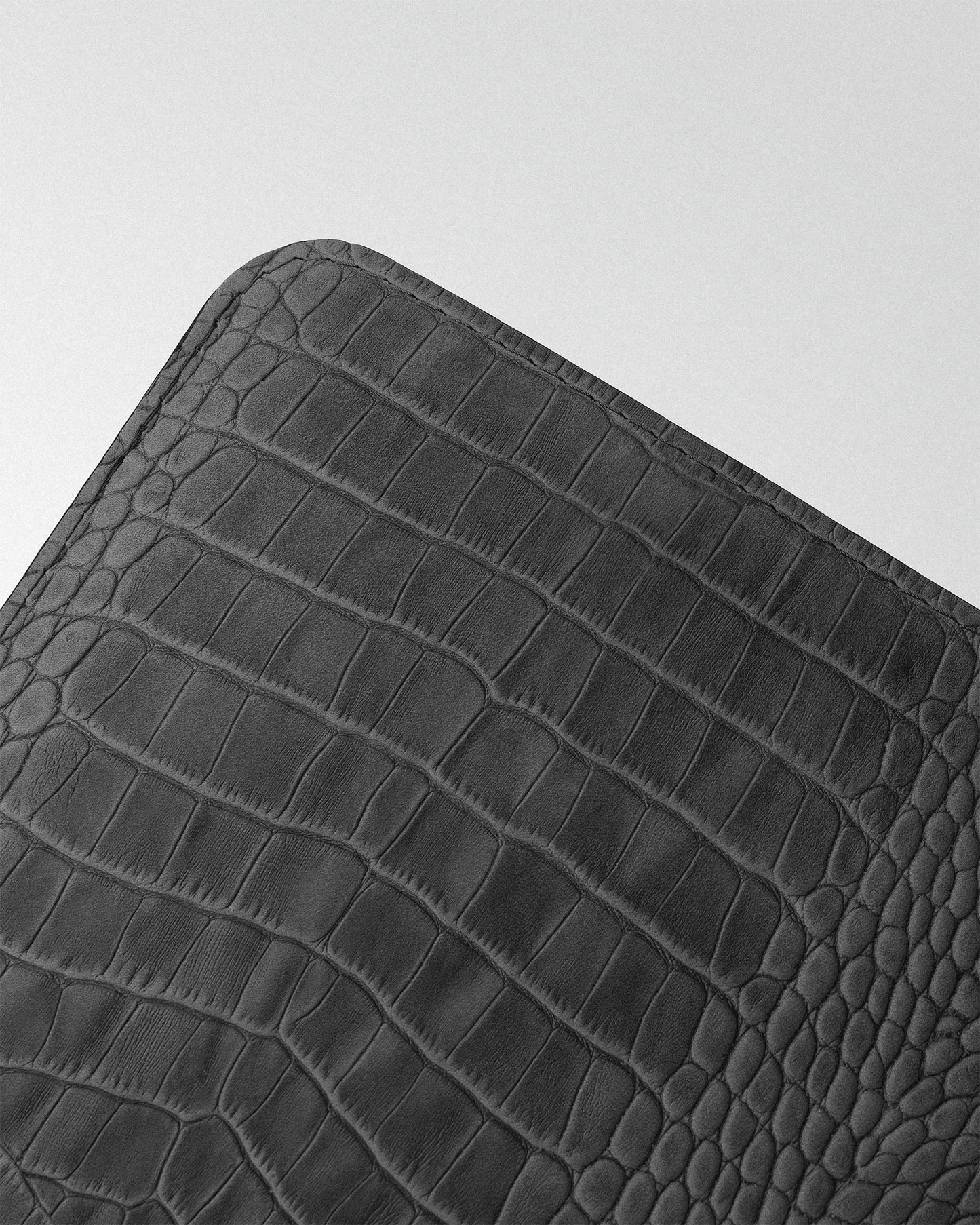Minimalist case in gray crocodile embossing for MacBook