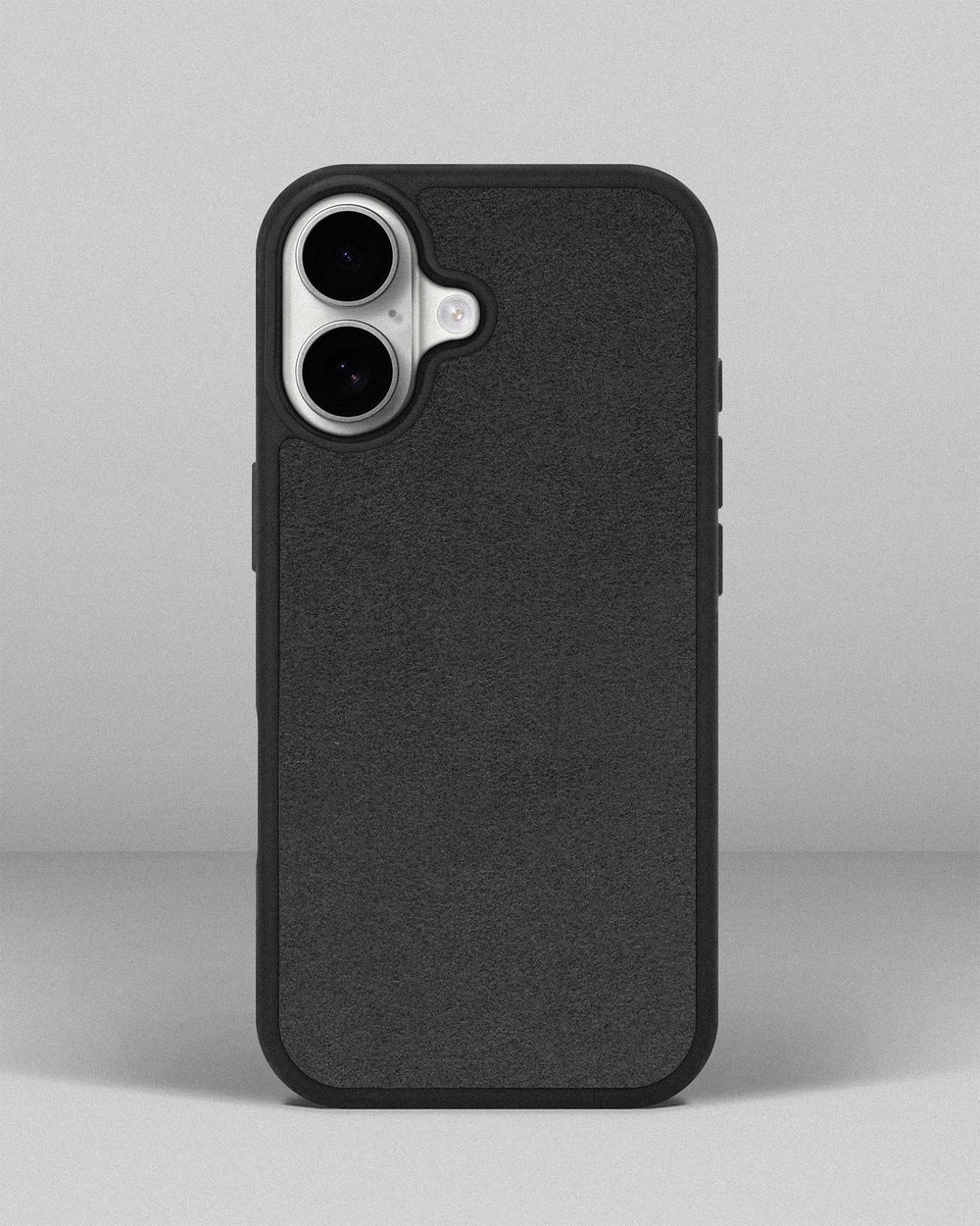Чехол с серой вставкой из алькантары для iPhone 17