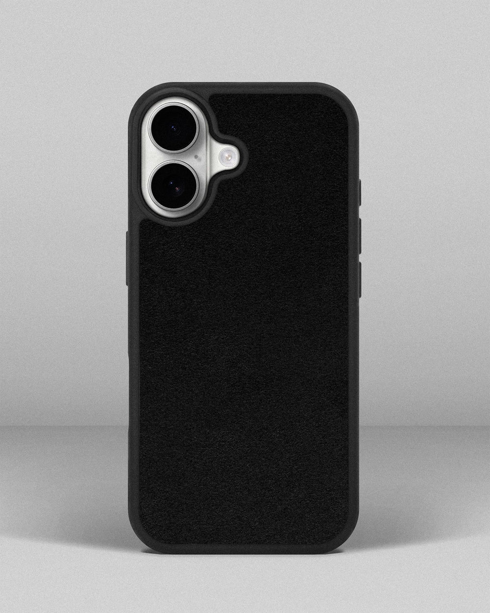 Чехол с черной вставкой из алькантары для iPhone 17