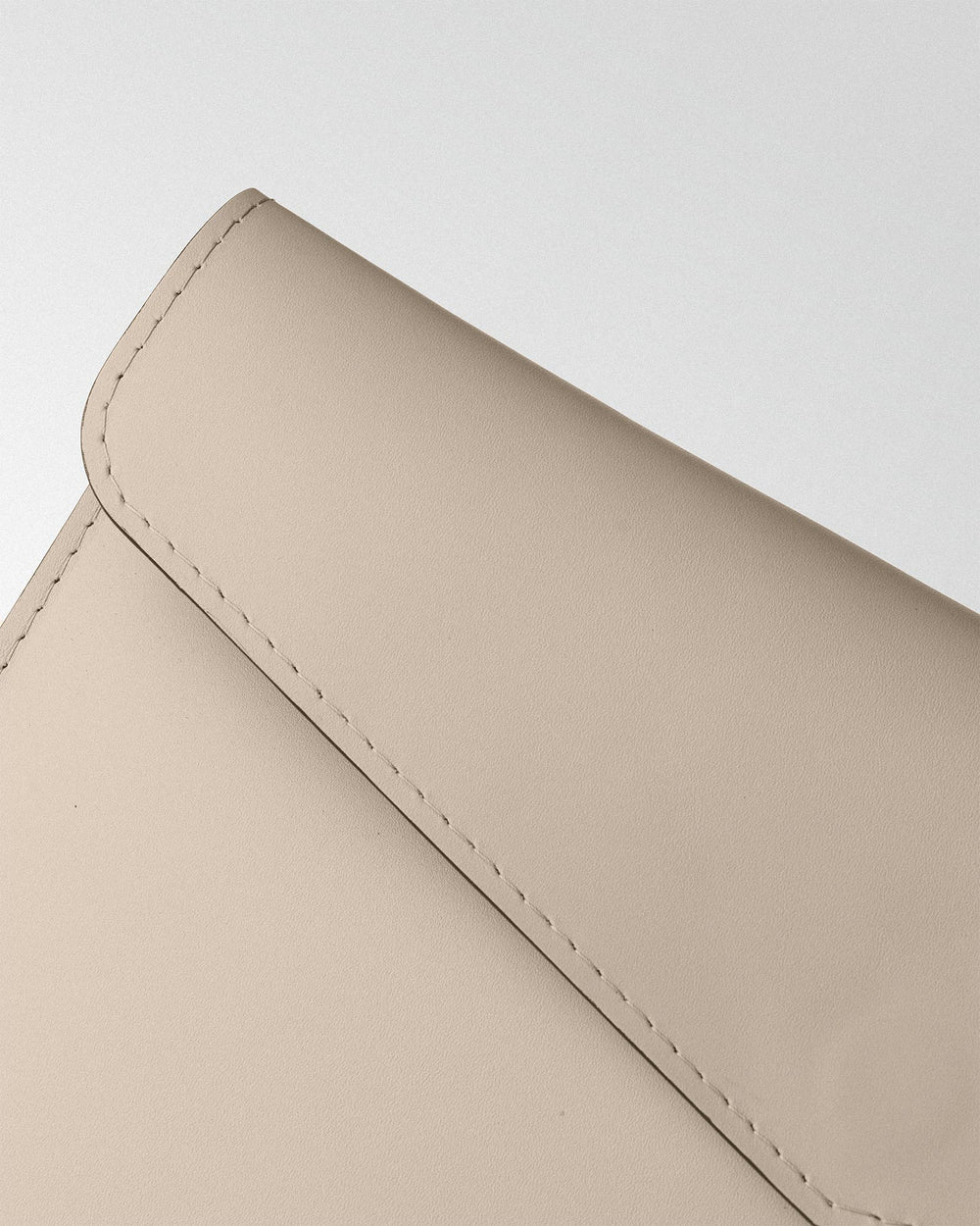 Чохол Magnetic Envelope із бежевого кольору телячої шкіри для MacBook