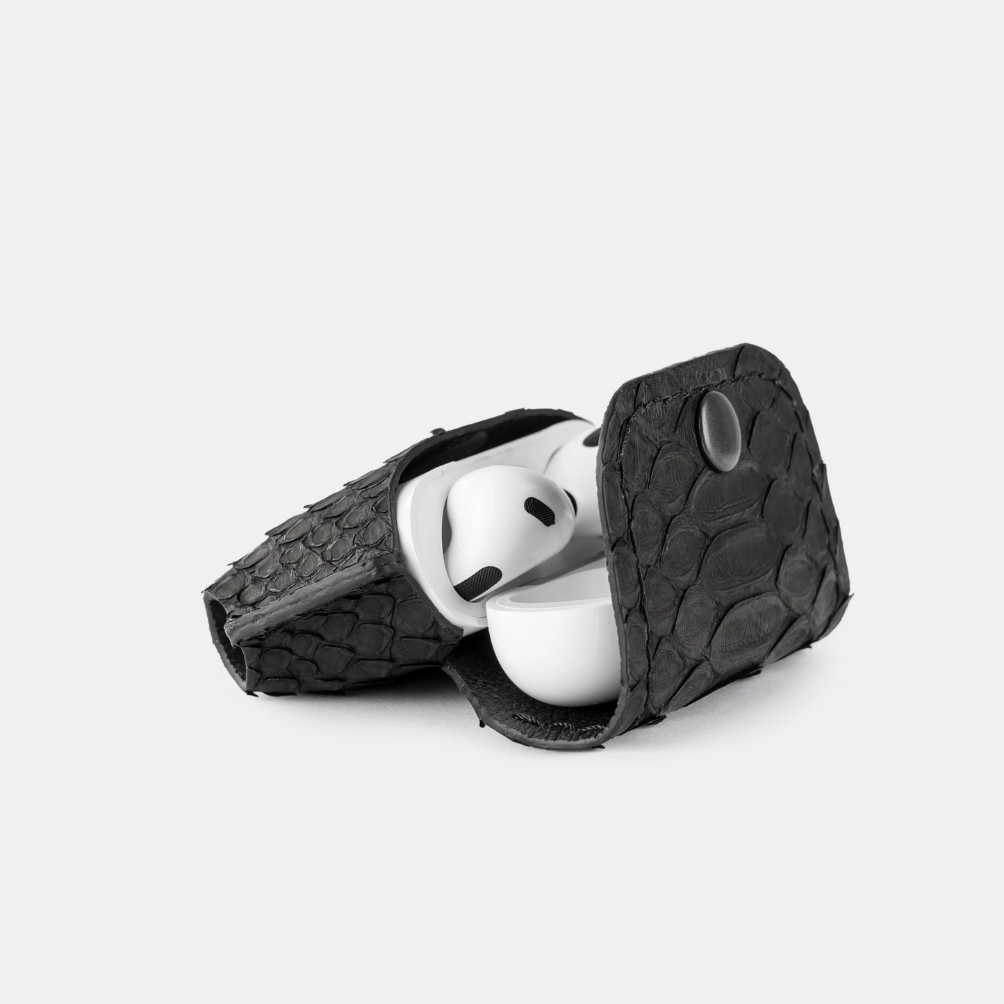 Чохол для AirPods Pro/Pro 2 із чорної шкіри пітона з широкими лусочками