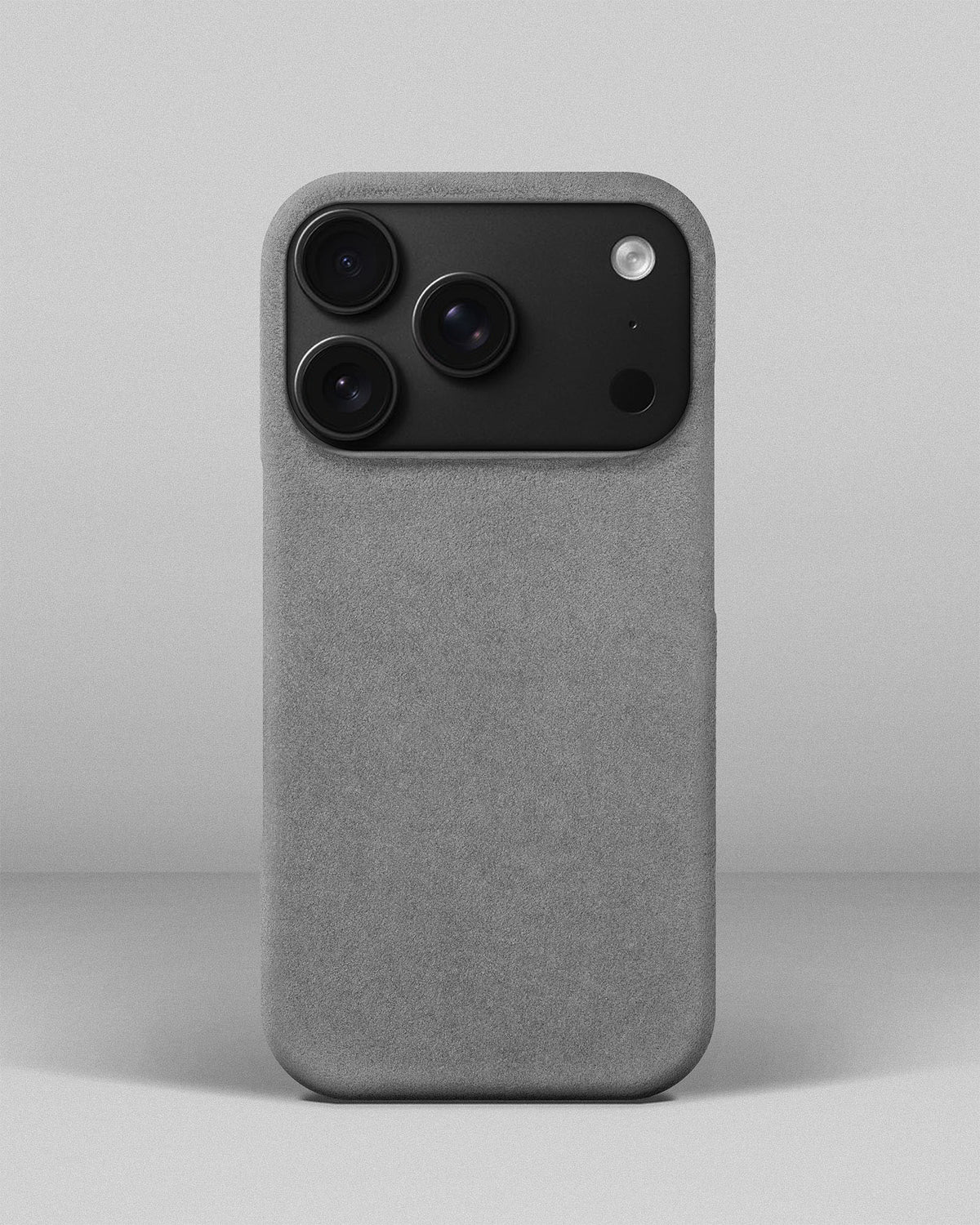 Світло-сірий обтягнутий чохол з алькантари для iPhone 18 Pro