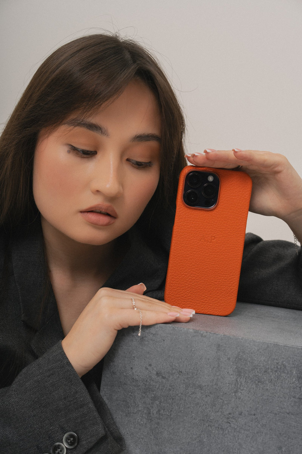 Оранжевый кожаный чехол для iPhone 15 Plus