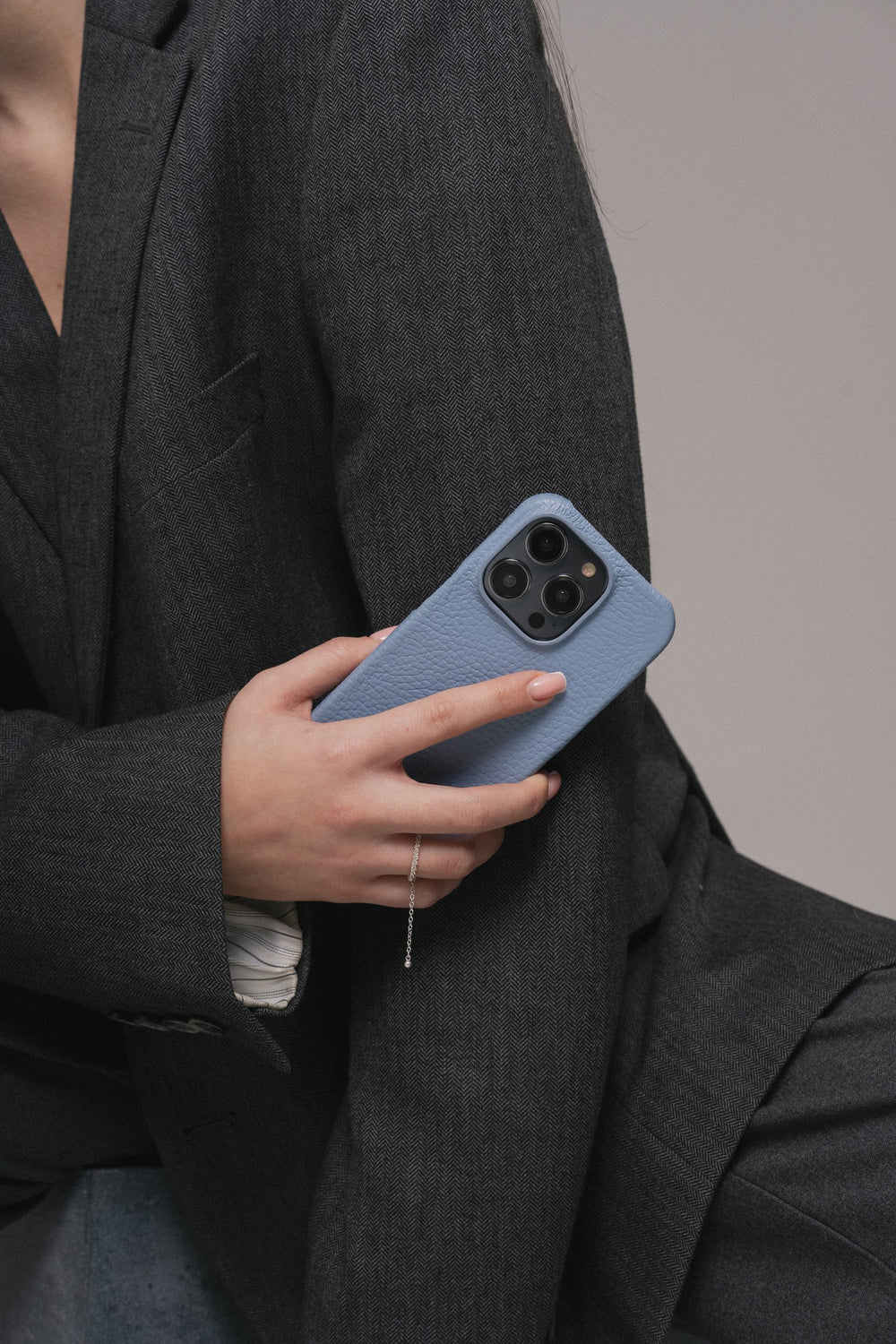 Голубой кожаный чехол для iPhone 16 Pro