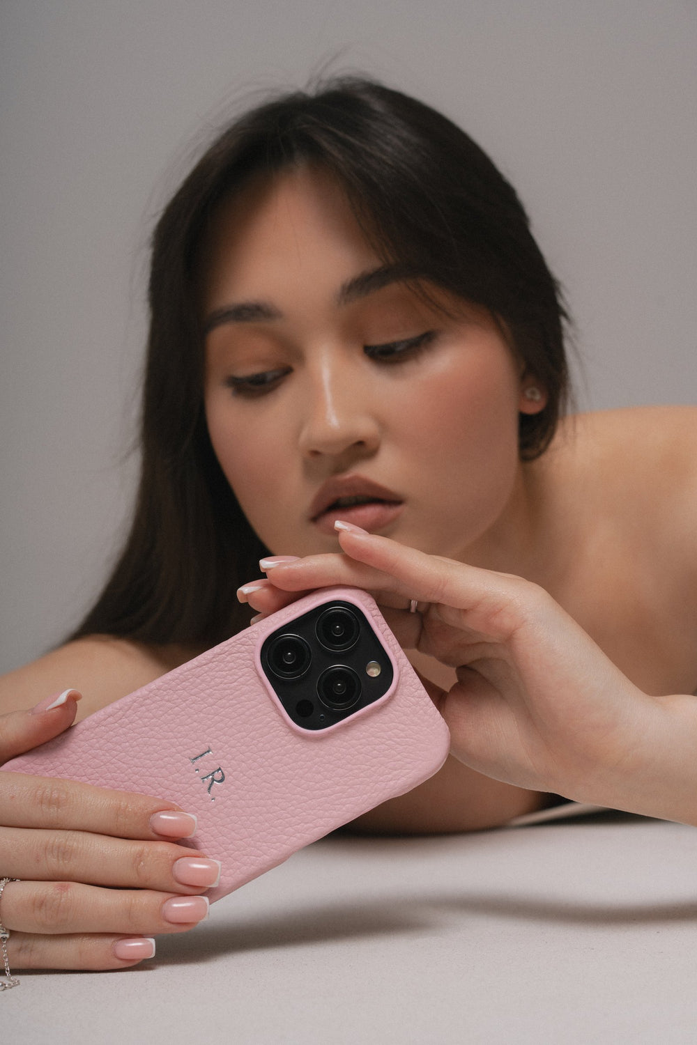 Розовый кожаный чехол для iPhone 14