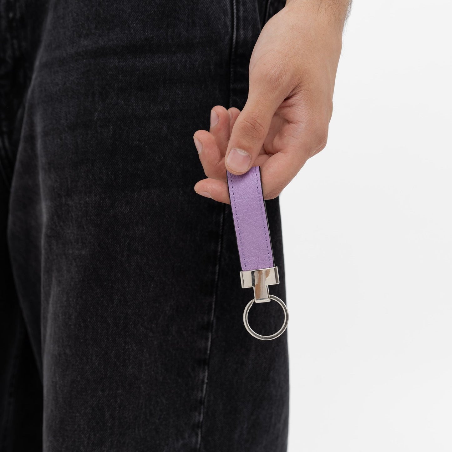 Брелок з лілової шкіри страуса без фолікул