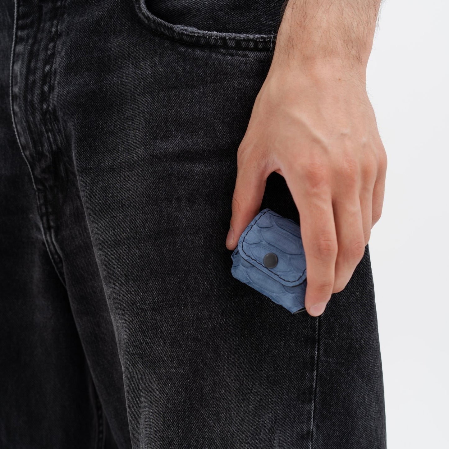 Чохол для AirPods 1/2 із синьо-сірої шкіри пітона з широкими лусочками