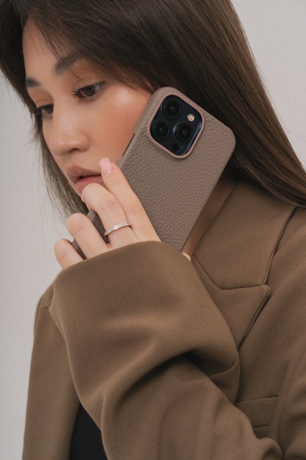 Светло-коричневый кожаный чехол для iPhone 16 Pro