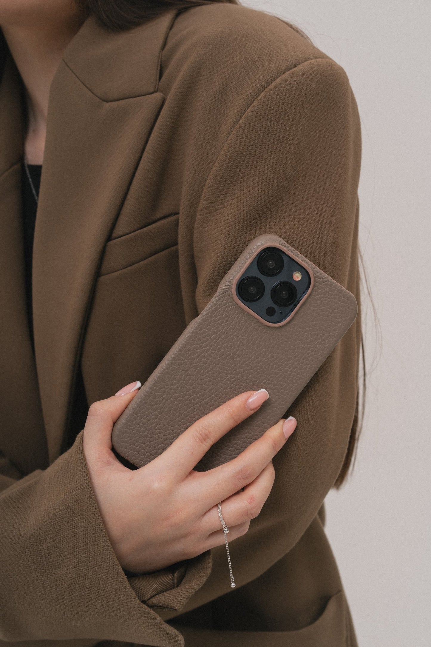 Світло-коричневий шкіряний чохол для iPhone 16 Pro Max