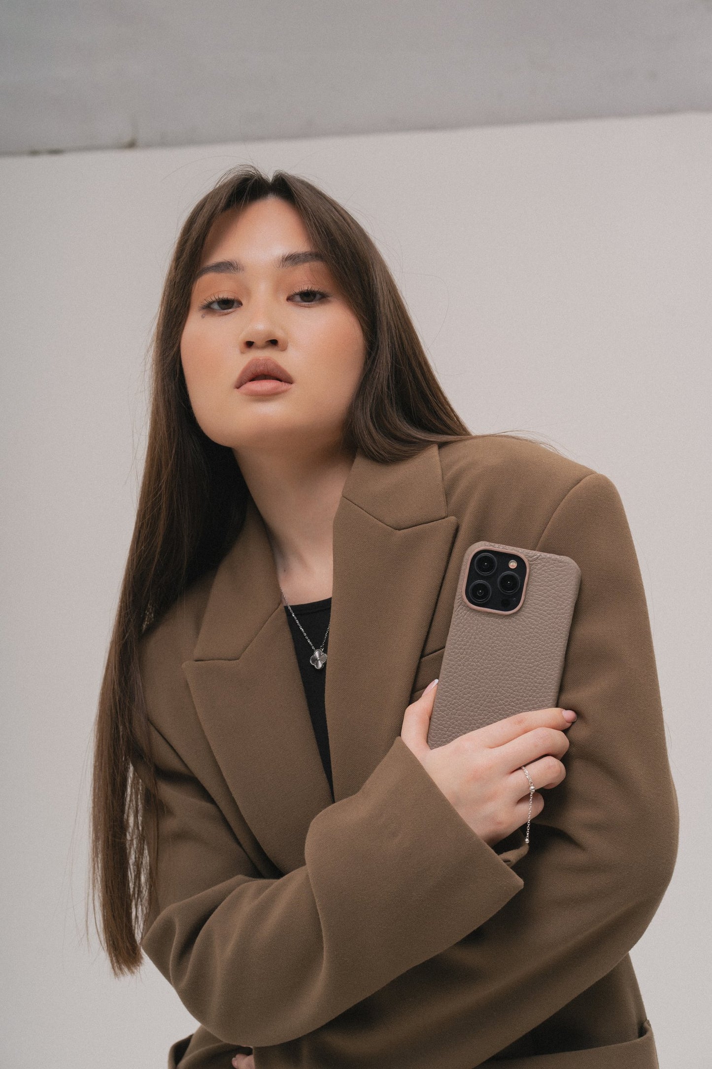 Світло-коричневий шкіряний чохол для iPhone 16 Pro Max