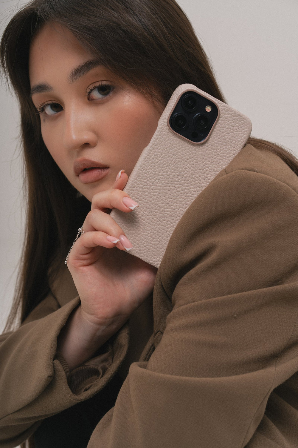 Бежевий шкіряний обтягнутий чохол для iPhone 15 Pro