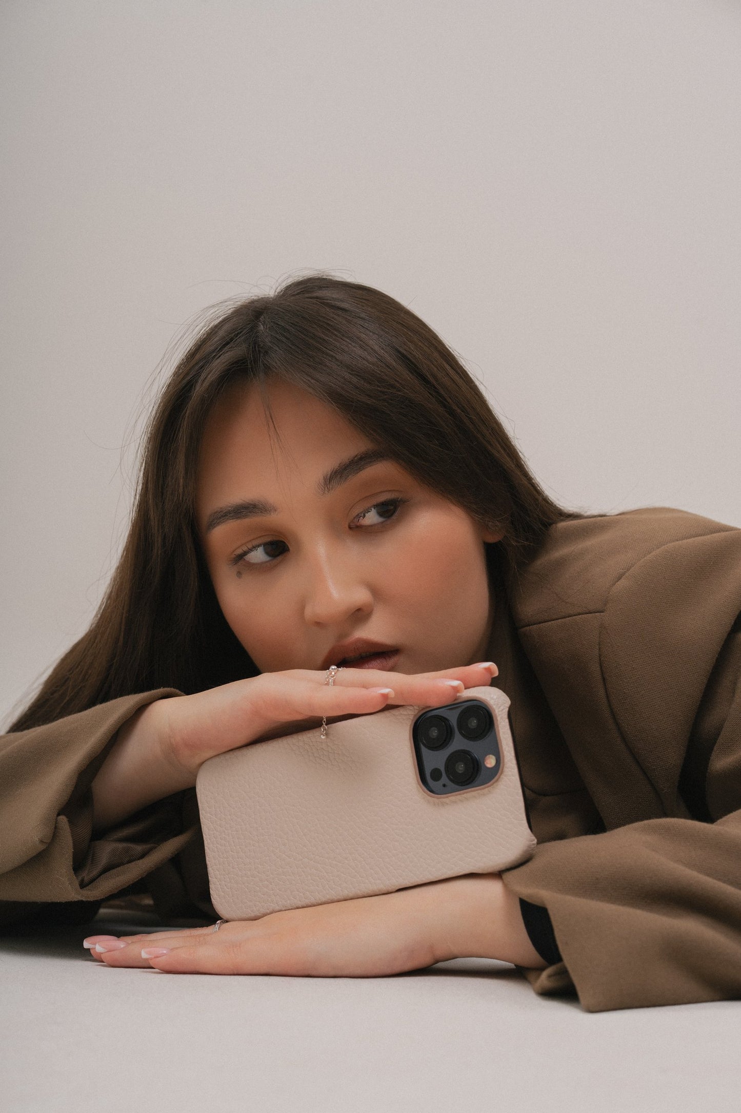 Бежевий шкіряний чохол для iPhone 16 Pro Max