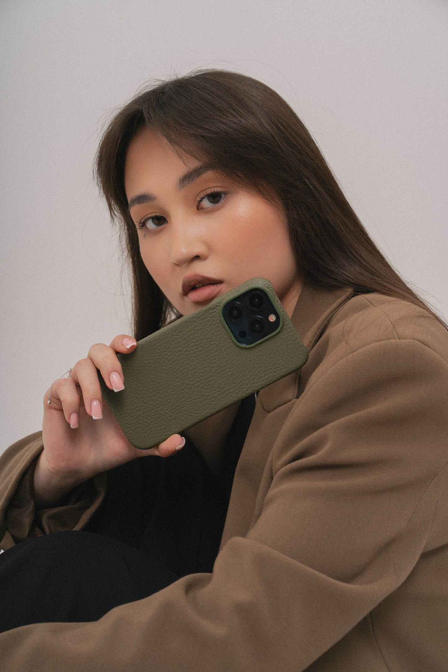 Оливковий шкіряний чохол для iPhone 16 Pro Max