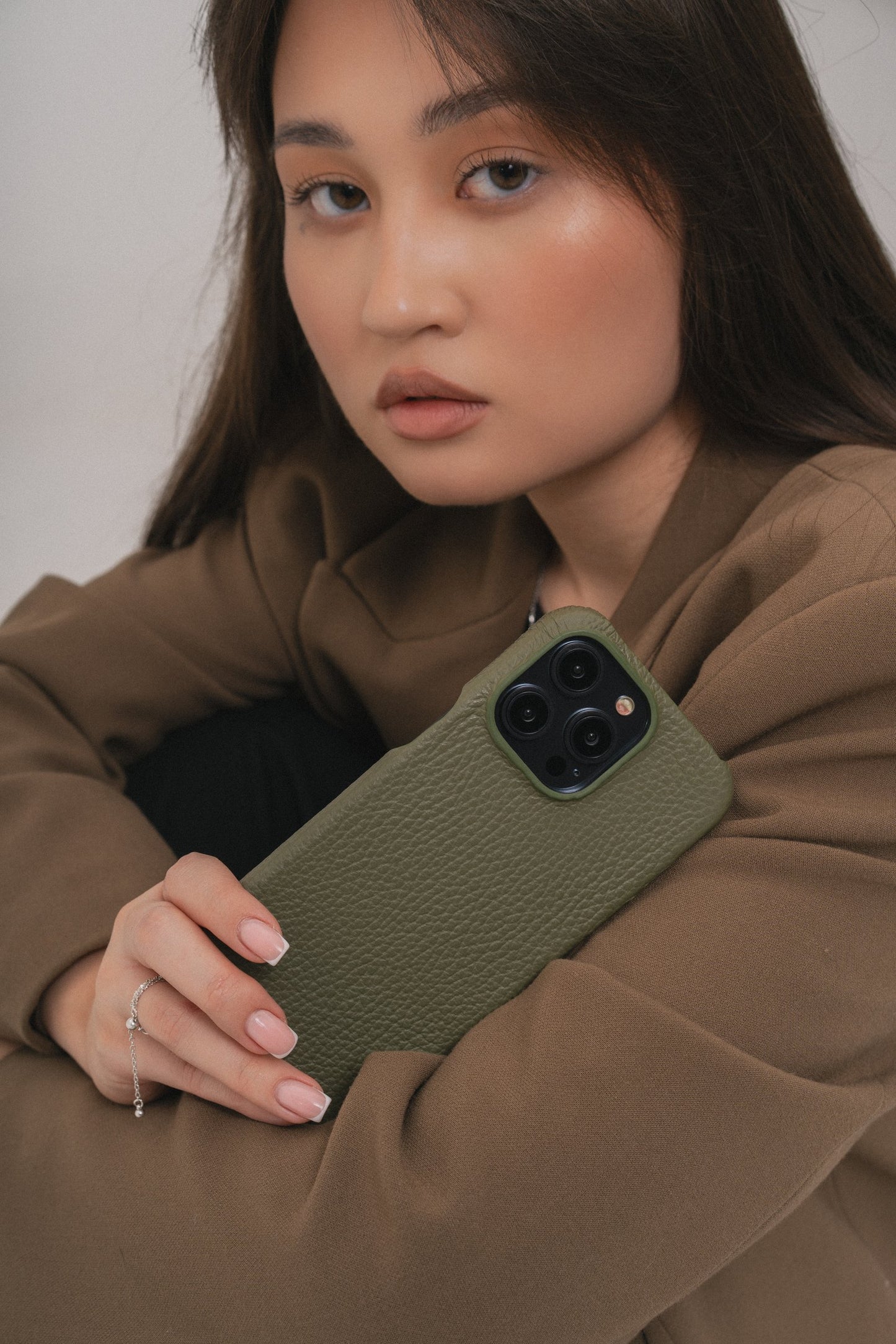 Оливковий шкіряний чохол для iPhone 15