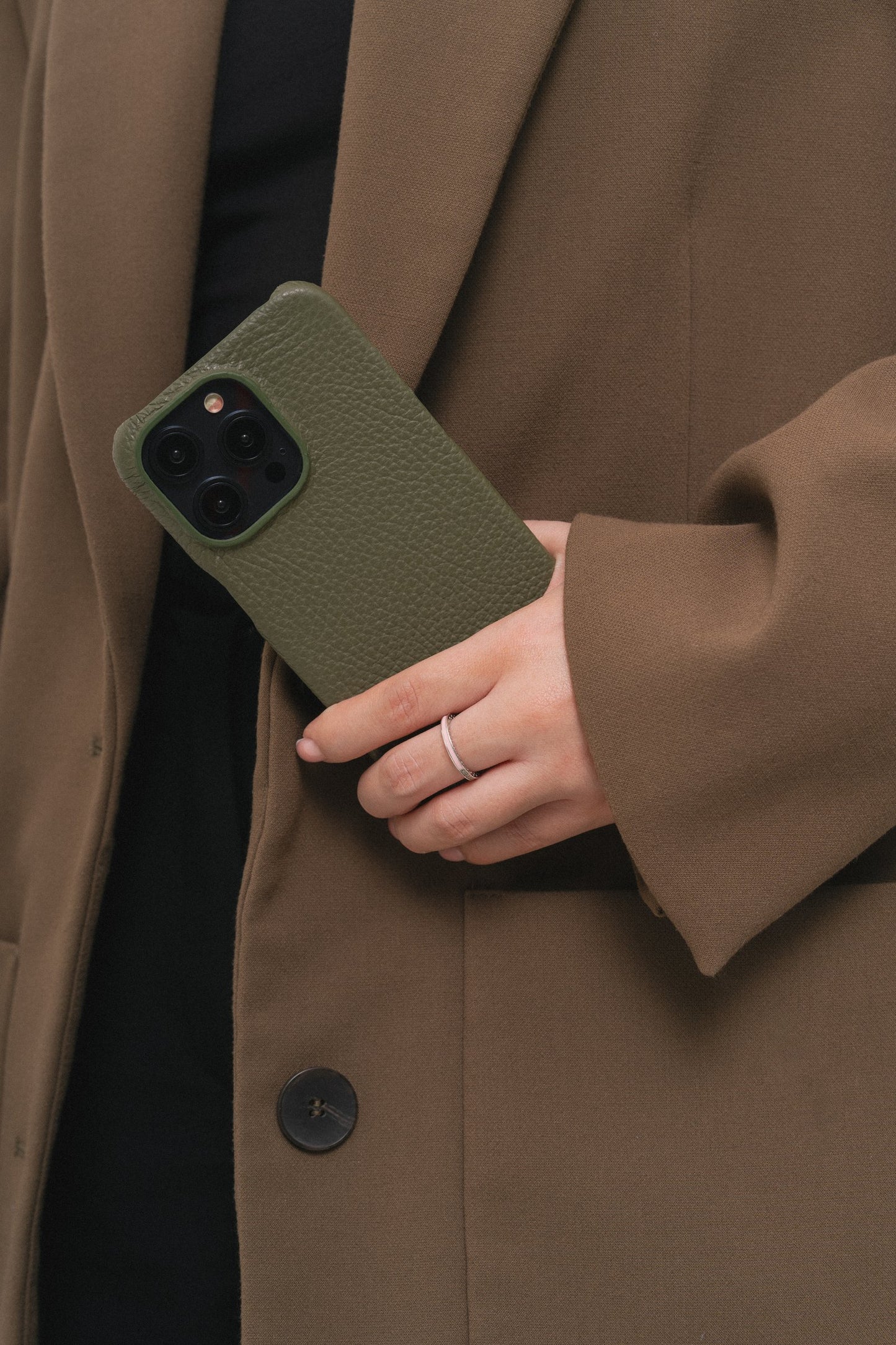 Оливковий шкіряний чохол для iPhone 15