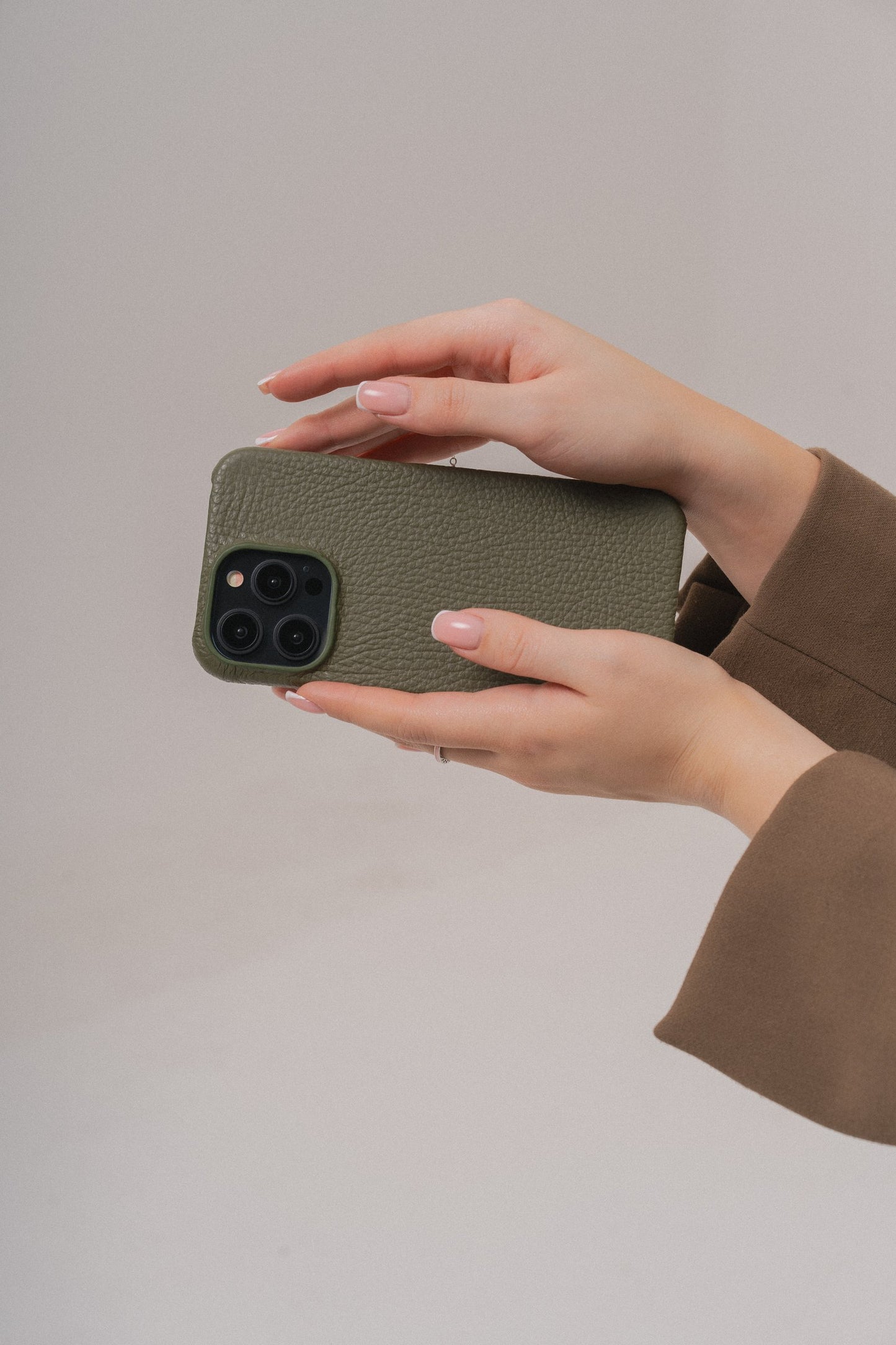 Оливковий шкіряний чохол для iPhone 14 Pro