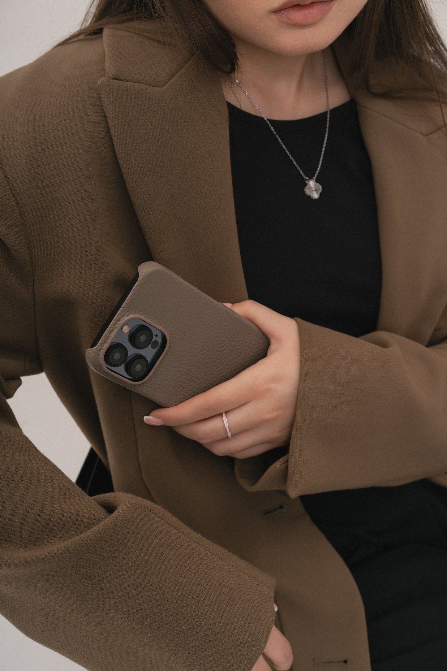 Світло-коричневий шкіряний чохол для iPhone 16 Pro Max
