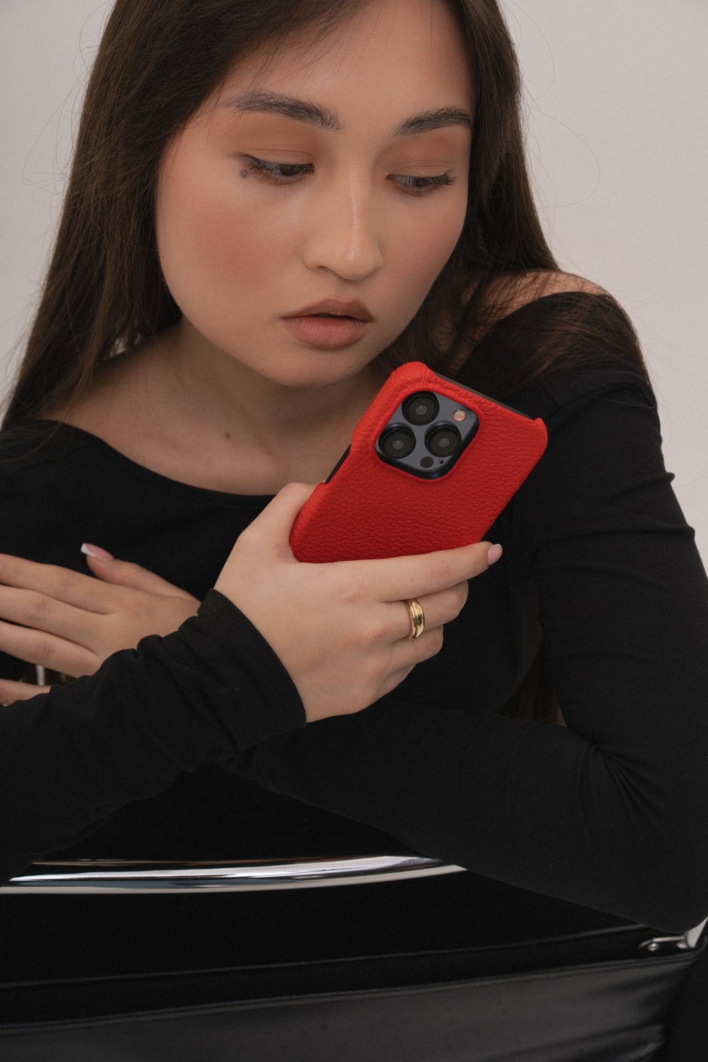 Червоний шкіряний обтягнутий чохол для iPhone 15 Pro