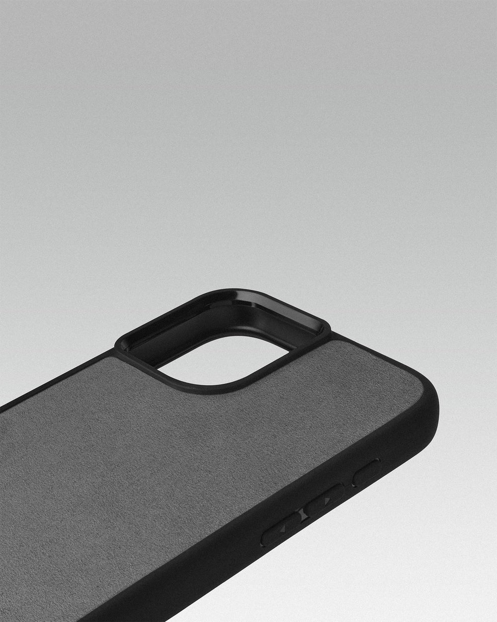 Чехол со светло-серой вставкой из алькантары для iPhone 15
