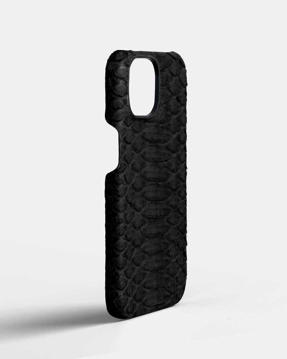 Кожаный чехол из черного питона для iPhone 16