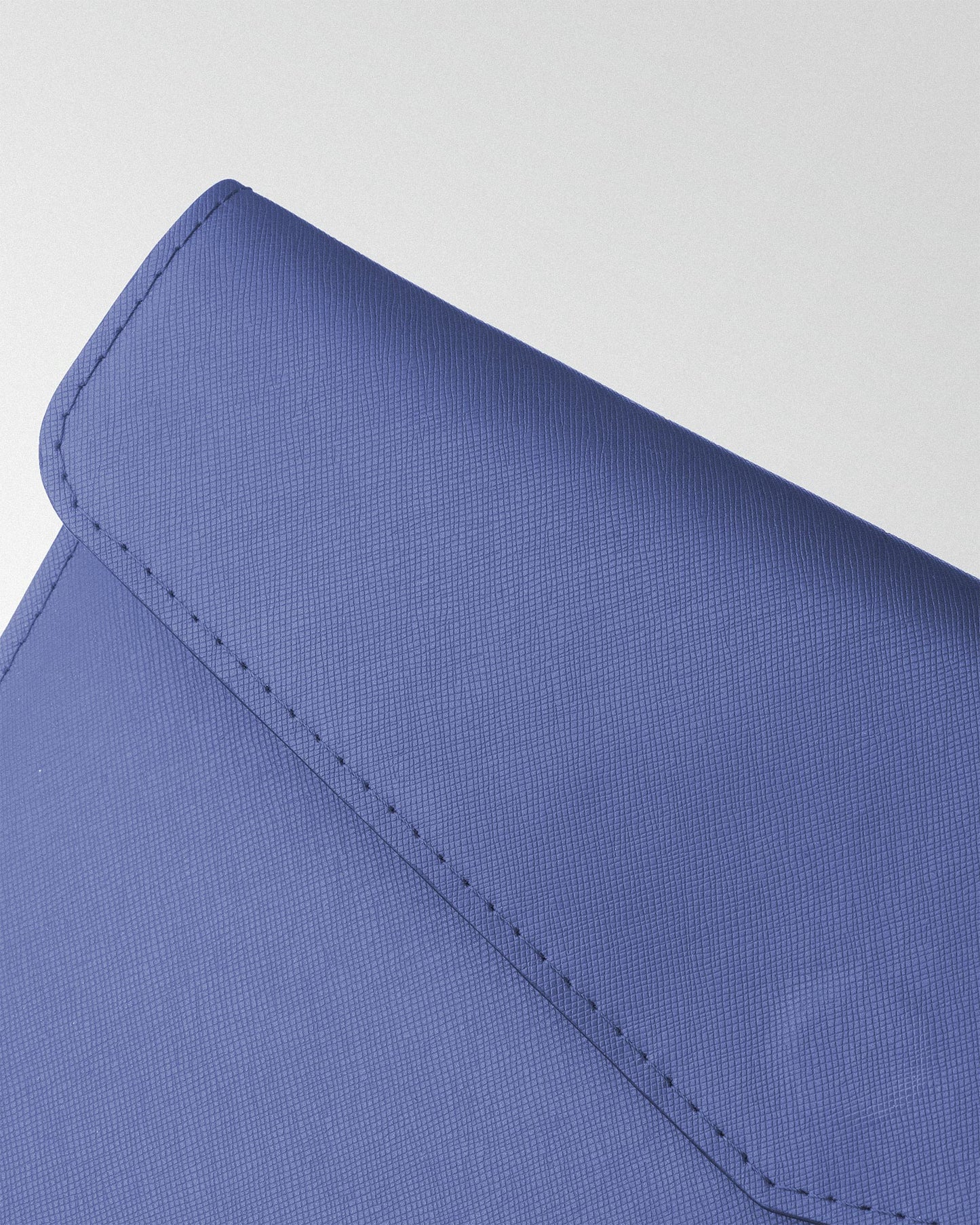 Чохол Magnetic Envelope  із синьої сафіано для MacBook