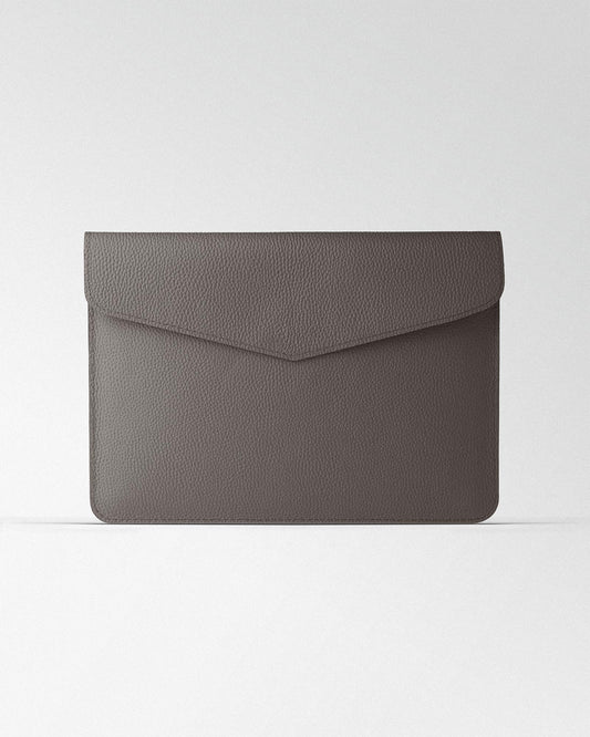 Чохол Magnetic Envelope  із текстурної шкіри в кольорі капучіно для MacBook