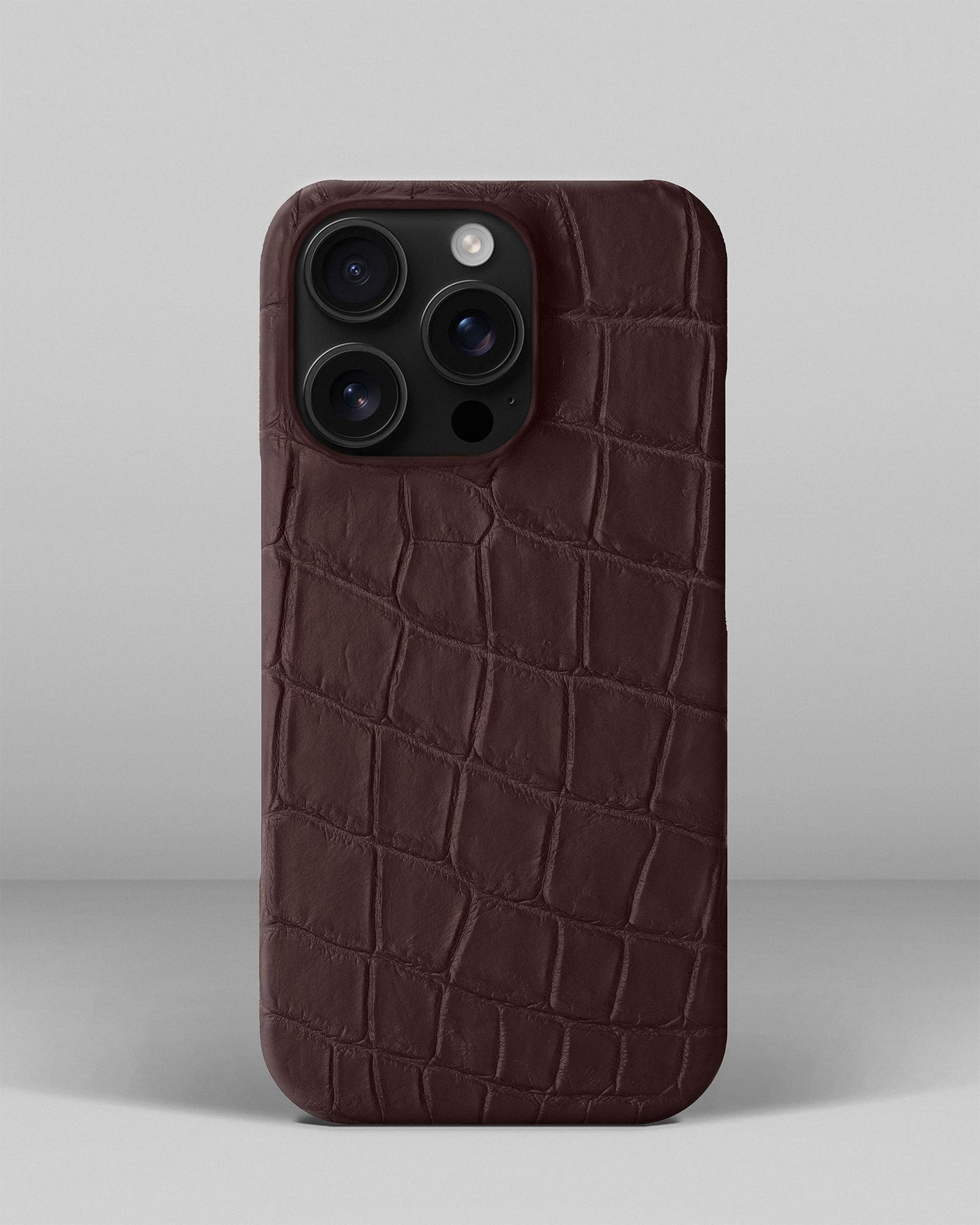 Темно-коричневий чохол обтягнутий шкірою крокодила для iPhone 15 Pro