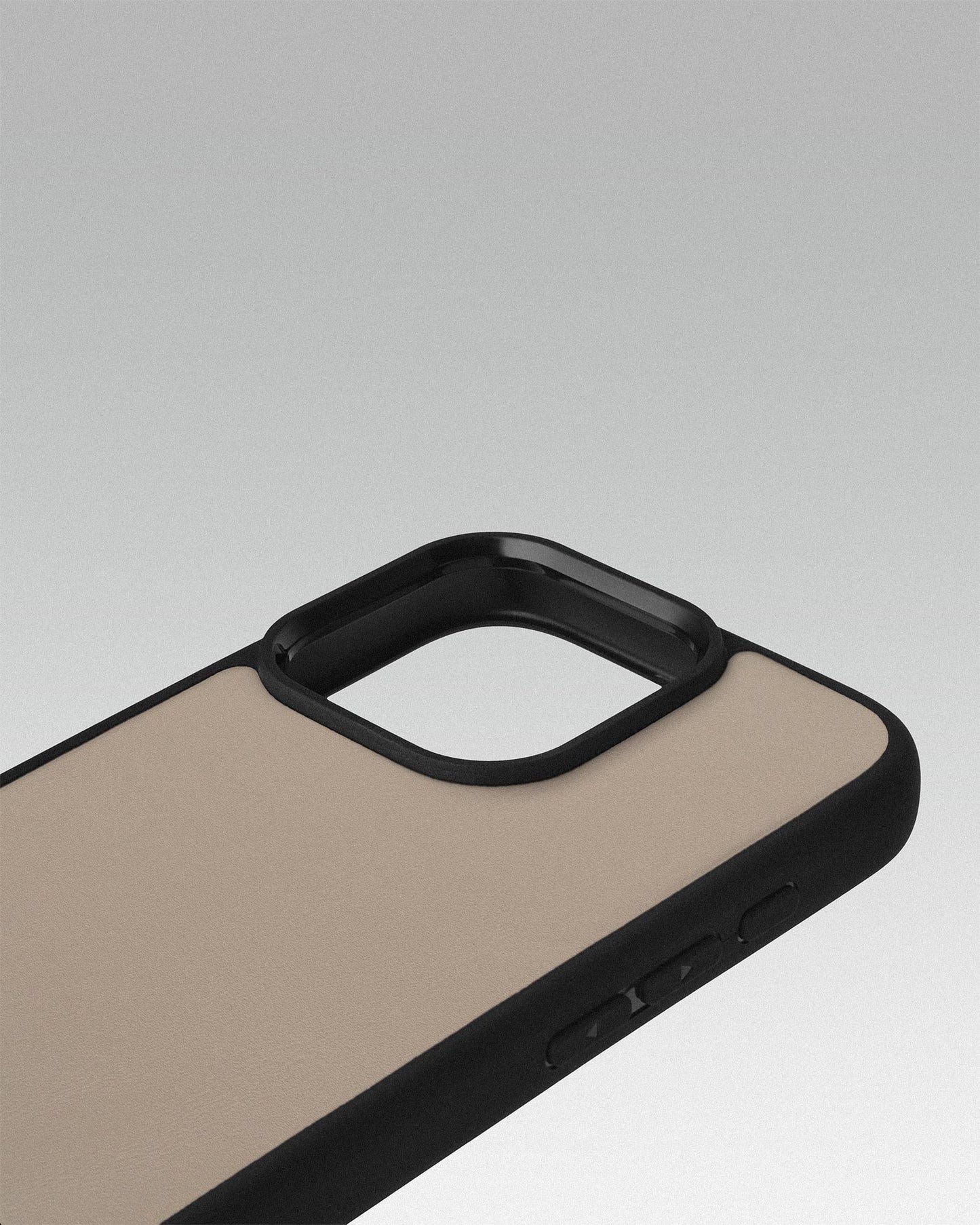 Чохол із бежевої телячої шкіри для iPhone 16 Pro