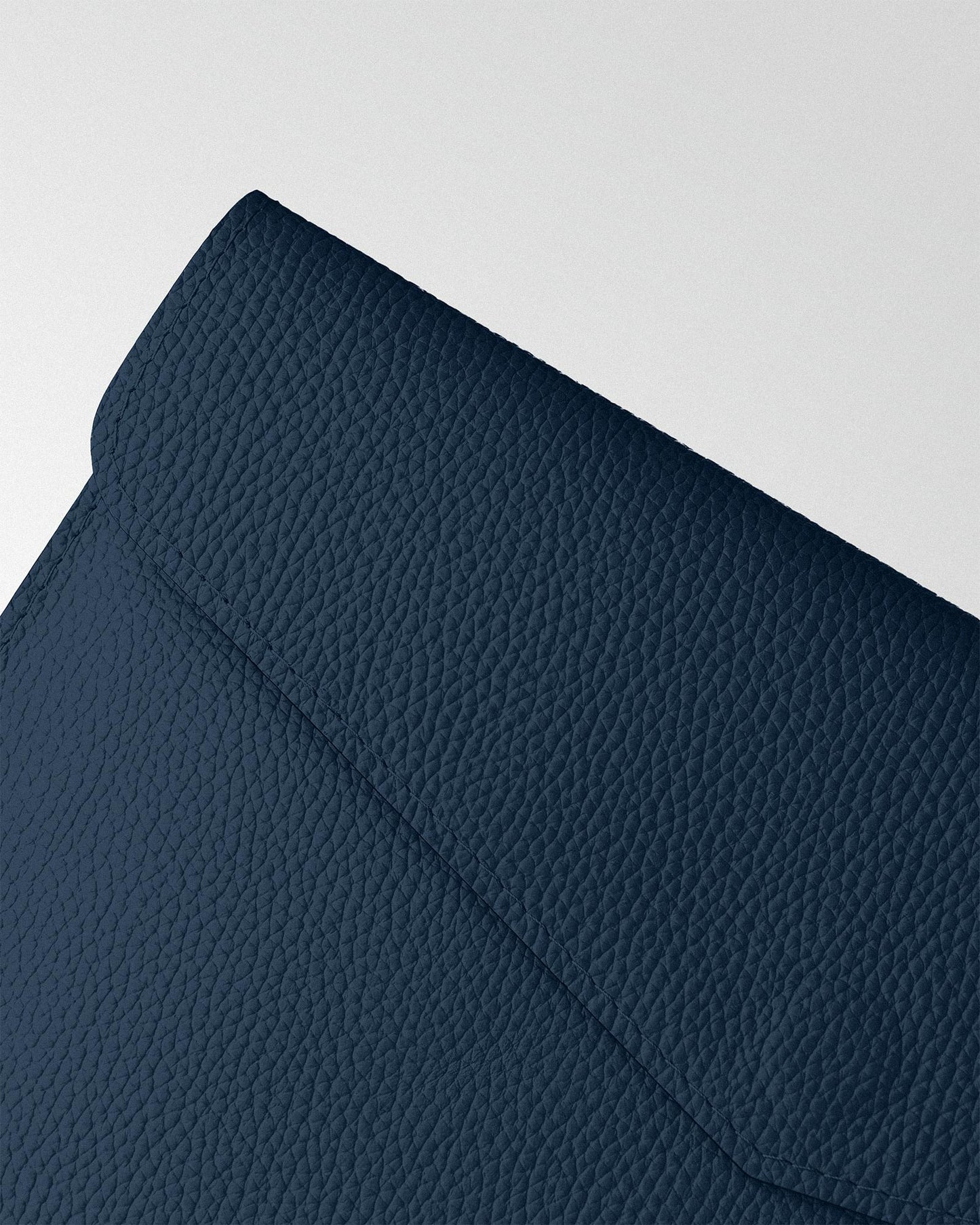 Чохол Magnetic Envelope  із темно-синьої текстурної шкіри для MacBook
