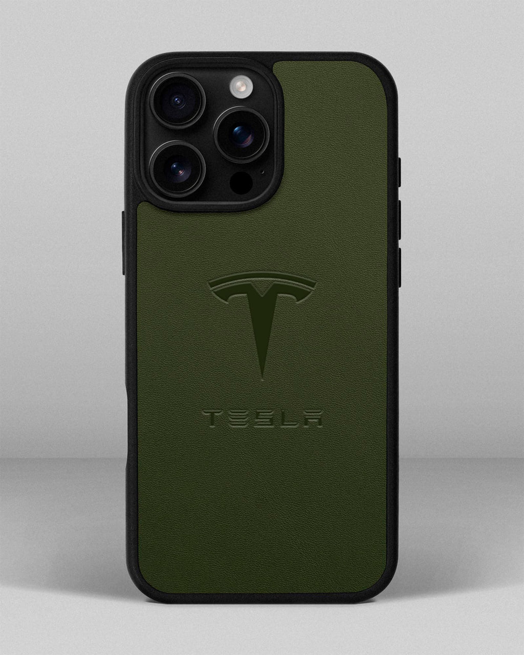 Чохол для iPhone 15 Pro Max із шкіри купон в зеленому кольорі з логотипом Tesla