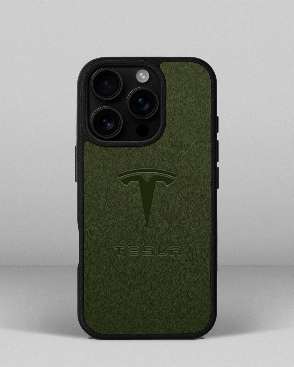 Чохол для iPhone 15 Pro із шкіри купон в зеленому кольорі з логотипом Tesla