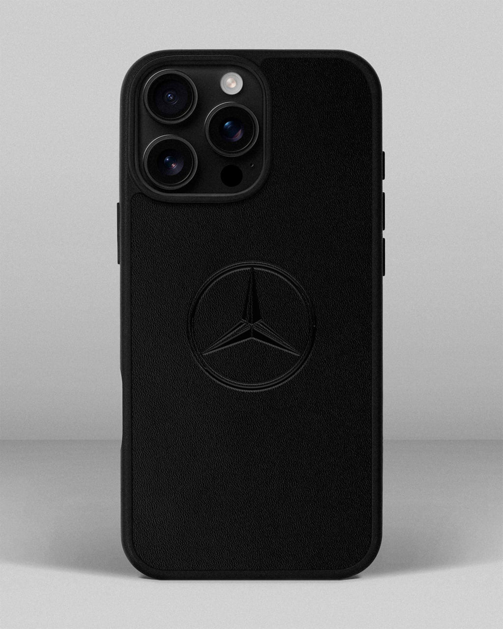 Чохол для iPhone 15 Pro Max із шкіри купон в чорному кольорі з логотипом Mercedes