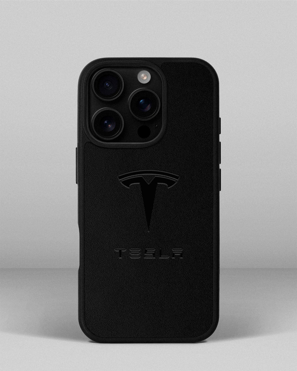 Чохол для iPhone 16 Pro із шкіри купон в чорному кольорі з логотипом Tesla