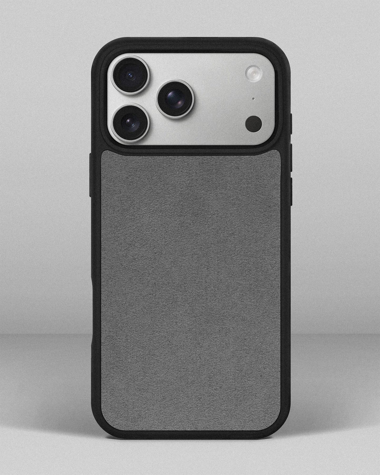 Чохол із світло-сірою вставкою з алькантари для iPhone 18 Pro Max